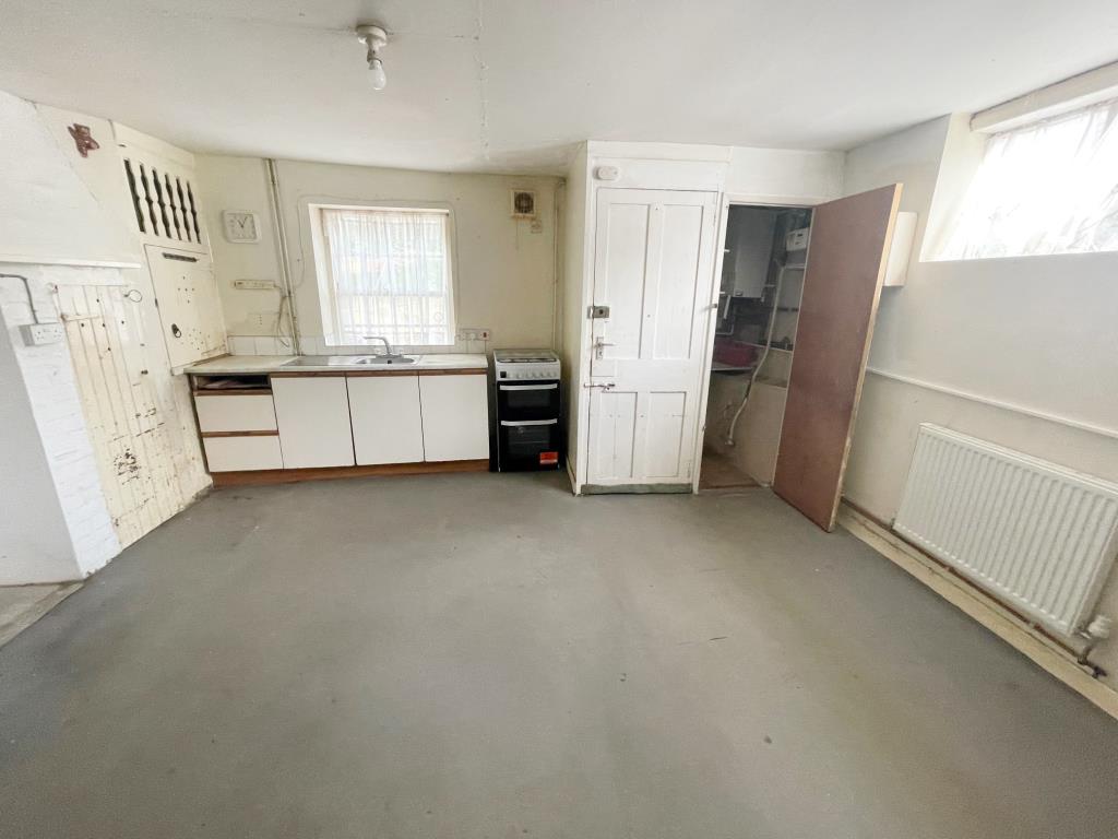 Lot: 158 - THREE-BEDROOM HOUSE FOR IMPROVEMENT -